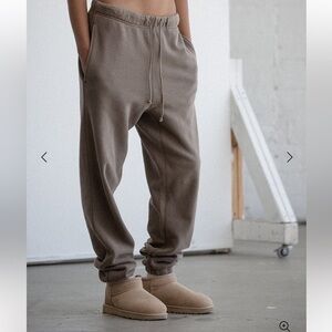 ELWOOD CORE SWEATPANT- Medium